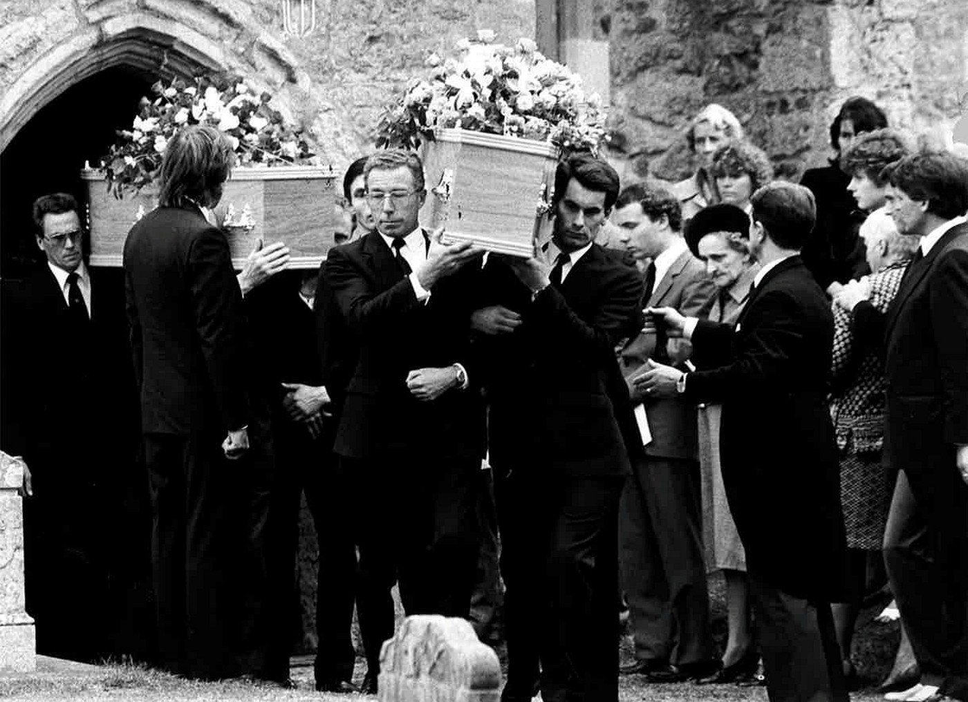 Archívna fotografia z pohrebu členov rodiny Bamberovcov po tragédii na farme White House v anglickom Essexe v roku 1985. Pri streľbe zahynulo päť ľudí vrátane dvoch šesťročných chlapcov.