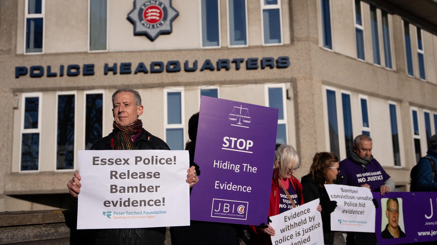 Britský ľudskoprávny aktivista Peter Tatchell a členovia kampane za oslobodenie Jeremyho Bambera protestujú pred sídlom polície v Chelmsforde, jún 2025. Požadujú sprístupnenie dôkazov z vyšetrovania päťnásobnej vraždy z roku 1985.
