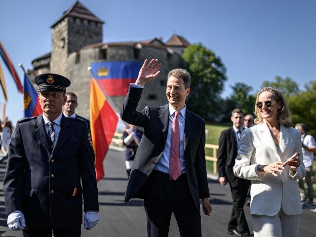 Princ zablokoval rozhodnutie parlamentu. Ľudia vyšli do ulíc, protestovali pred jeho zámkom