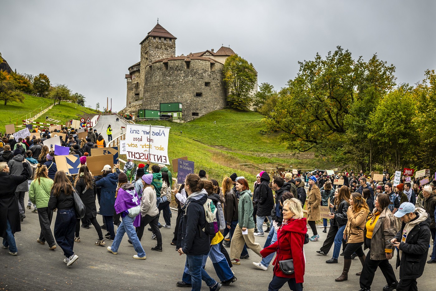 Demonštrácia pred zámkom Vaduz proti vetu dedičného princa Aloisa voči návrhu zákona, ktorý mal zmeniť pravidlá týkajúce sa interrupcií; Vaduz, 24. októbra 2026
