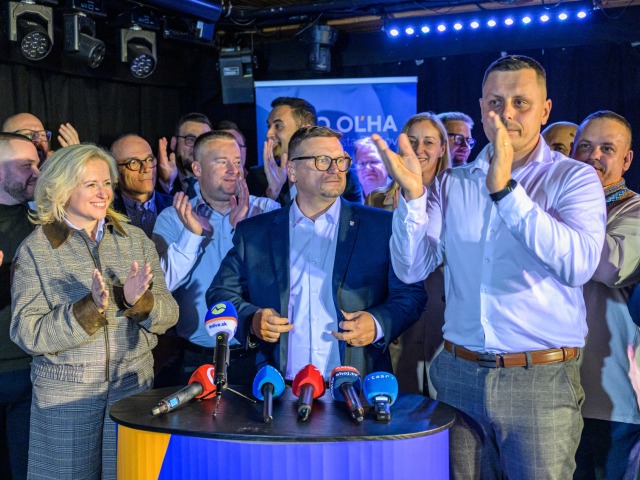 František Oľha reaguje na predbežné výsledky samosprávnych volieb vo volebnej centrále v Prešove v nedeľu 25. októbra 2026.