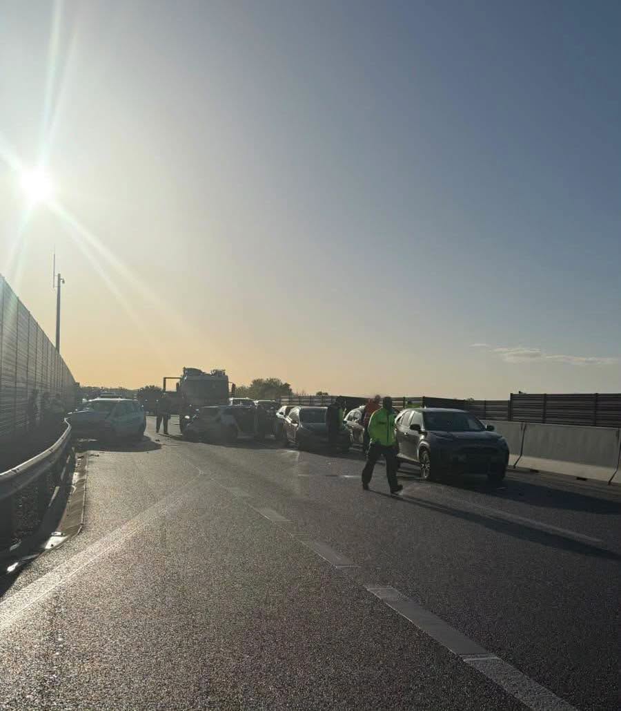 Následky hromadnej nehody na rýchlostnej ceste R7 pri Šamoríne v smere do Bratislavy