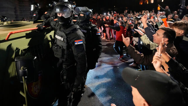 Oslavujúci ľudia provokujú jednotky poriadkovej polície, ktoré sa sťahujú z centra mesta.