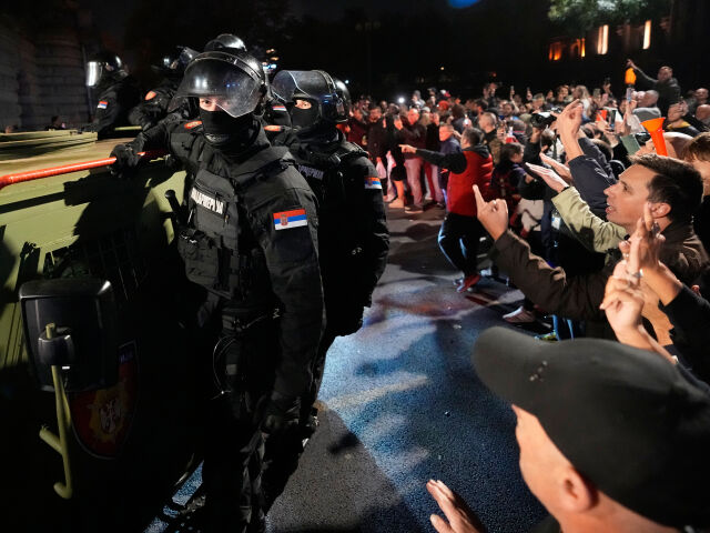 Srbsko bolo na pokraji násilného prevratu. V poslednej chvíli prišiel zvrat, v zákulisí sa spomína Orbán