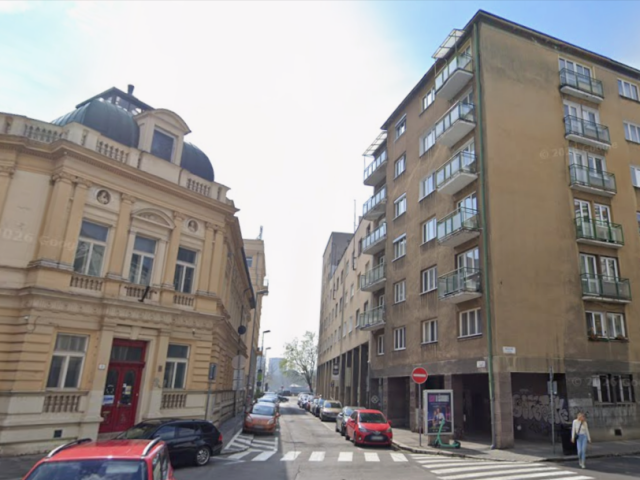 V centre Bratislavy hrozí pád steny budovy. Polícia uzavrela ulicu a vyzýva ľudí, aby sa jej vyhli