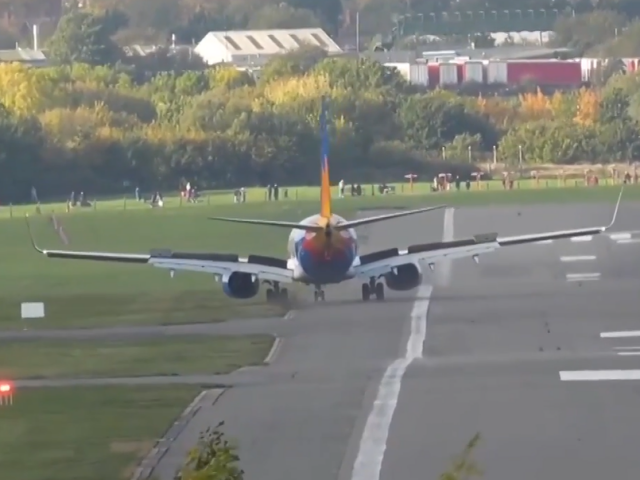 VIDEO: Boeing počas pristávania zišiel z dráhy. Spod kolies vyletela hlina, dramatický moment zachytila kamera