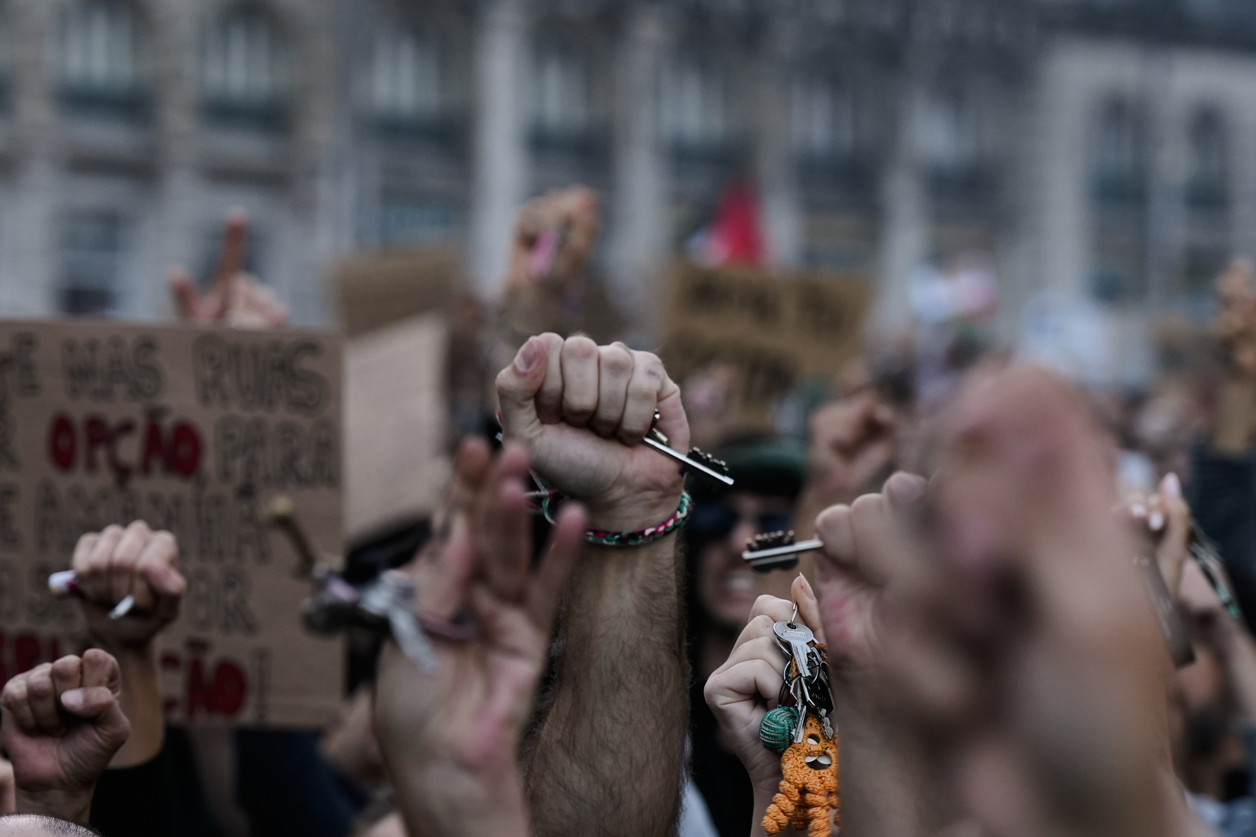 Ľudia držia kľúče počas protestu proti vysokým cenám bývania, rastúcim nájmom a životným nákladom v Portugalsku. Lisabon, 24. októbra 2026