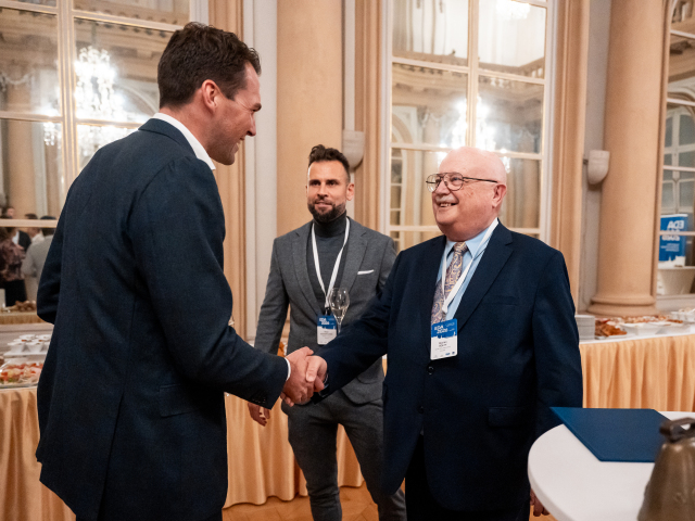 Na fotke nový prezident EDA Koert Verkerk z holandskej spolocnosti FrieslandCampina - s MUDr. Mariánom Šoltym, prezidentom SMZ.