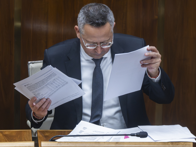 VIDEO: Kamenickému po otázke vystrelilo pero, reagoval s nadhľadom. Opozícia: Minister oslavuje neznížený rating, dlh však rastie
