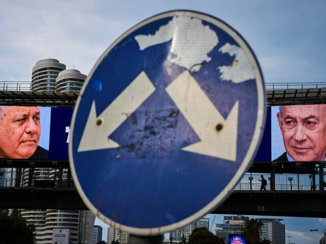 Dvaja politici, dva úplne odlišné smery. Symbolická snímka dvoch súperov Gadiho Eisenkota a Benjamina Netanjahua.