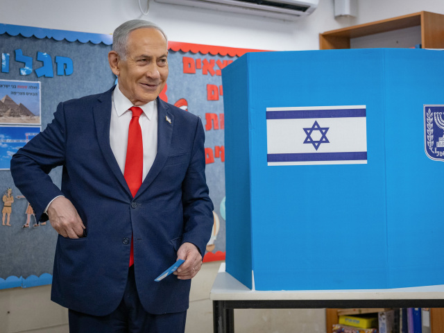 Voľby v Izraeli: Netanjahuov Likud získal najviac mandátov, opozícia však vedie v súboji blokov