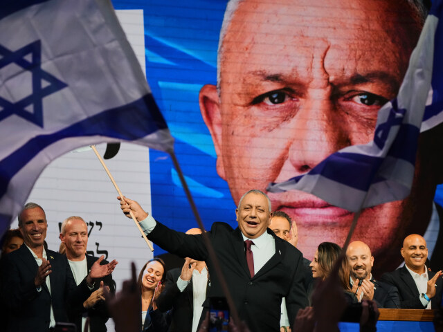 Bývalý veliteľ izraelských ozbrojených síl a líder novej centristickej strany Jašar Gadi Eisenkot máva izraelskou vlajkou po zverejnení prvých neoficiálnych výsledkov  parlamentných volieb v Izraeli v stredu 28. októbra 2026 v Tel Avive.