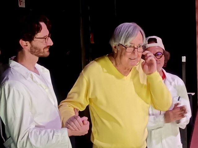 Dušan Jamrich počas toho, ako mu na javisku SND kolegovia herci gratulovali k jeho 80. narodeninám. Vedľa neho stoja herci Jakub Rybárik a Robert Roth, s ktorými účinkuje v hre Duchovia sú tiež len ľudia.