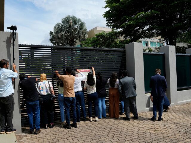 Novinári pred rezidenciou senátora Flávia Bolsonara, ktorý prehral prezidentské voľby, v brazílskom hlavnom meste Brasília v utorok 27. októbra 2026.