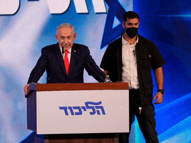 „Voľby boli ukradnuté.“  Netanjahu vedie, no hrozí mu tvrdý pád. Likud vytiahol ťažké obvinenia
