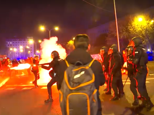 Španielsko oplakáva najmenej 68 obetí vlakovej tragédie. V Madride vypukli násilné strety s políciou