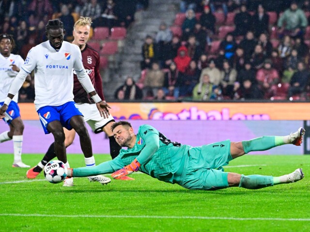 Utrápil Spartu! Česi po životnom zápase velebia Slováka, ktorý dohrával v kŕčoch. Bol impozantný, píšu o ňom