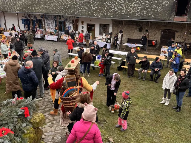Žiadny punč, koledy a ani tradície. Trhy, ktoré navštívia stovky Slovákov, zrušili. Organizátori hádžu vinu na štát
