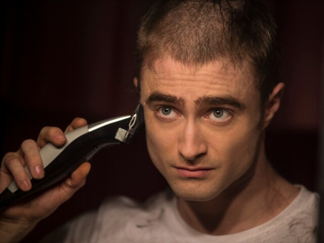 Daniel Radcliffe ako neonacista a Steve Carell ako štyridsaťročný panic. Čo pozerať na streamoch?