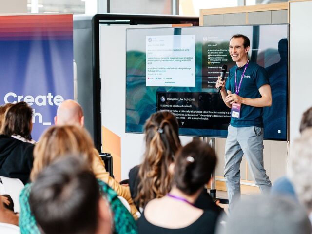 Tomáš Halgaš počas vystúpenia na technologickom podujatí v roku 2025.