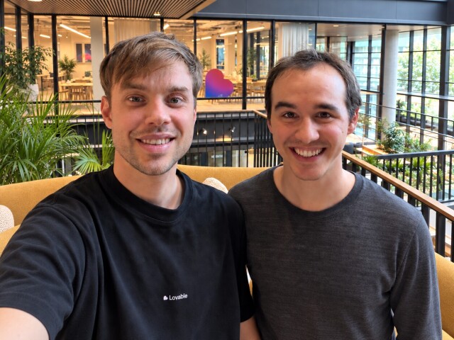 Tomáš Halgaš (vpravo) s Antonom Osikom, spoluzakladateľom Lovable, v roku 2026.