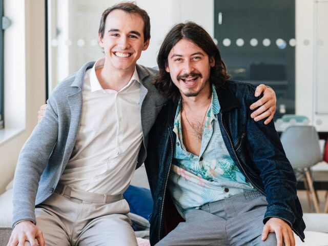 Spoluzakladatelia Sphere Tomáš Halgaš a Nick D'Aloisio v Londýne v októbri 2021.