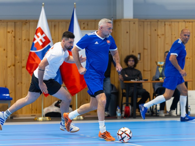 FOTO: S Gašparom nehrám. Futbalový zápas českých a slovenských poslancov sa skončil debaklom a zvadou