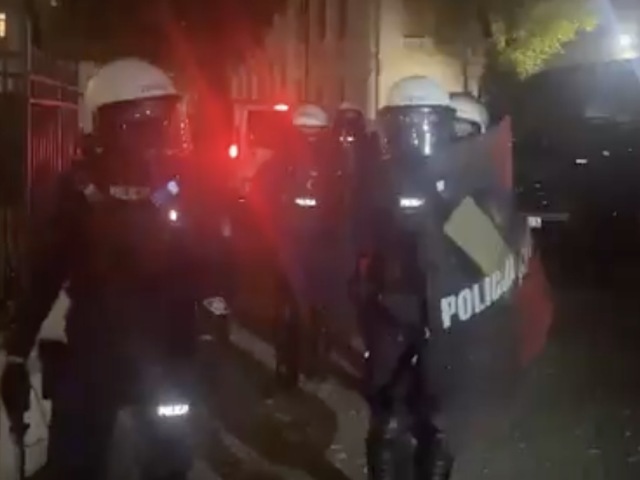 Dramatická situácia v Poľsku, prezident sa urýchlene vracia do vlasti. Na ústavnom súde je chaos, pred ním polícia. Tusk: Obnovujeme právny štát