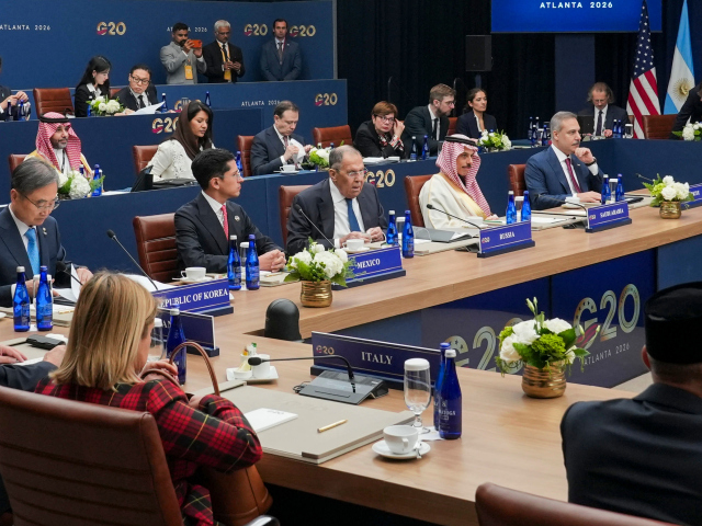 Lavrov na zasadnutie G20 doniesol zmes klamstiev. Skupinovú fotografiu zrušili, Putinov minister sa aj tak „skvele“ zabával