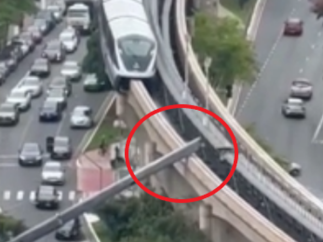 VIDEO: Vlak narazil do žeriavu a zhodil jeho rameno na rušnú cestu. Muž sa na poslednú chvíľu vrhol bokom