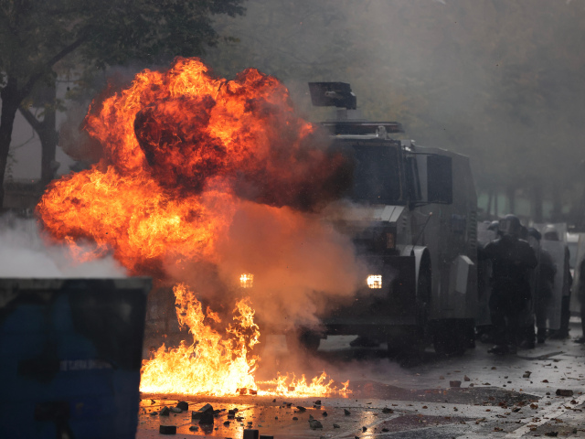 Protivládne protesty v Albánsku opäť sprevádzali násilie, demonštranti útočili na políciu