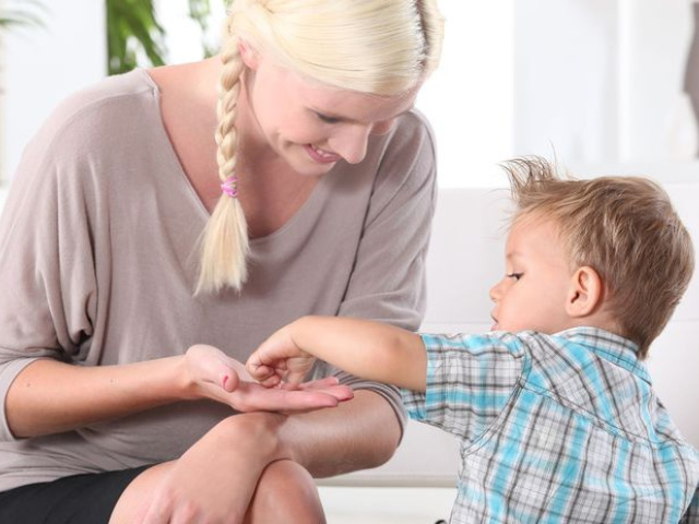 Rodičia, ktorí nemajú kam dať deti, pretože v lete zatvorili škôlku, môžu s nimi ostať doma a dostať príspevok zo Sociálnej poisťovne.