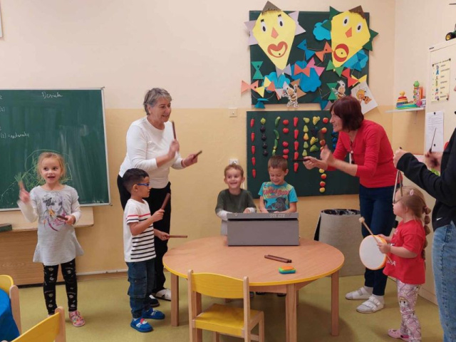 Škôlka je prispôsobená špeciálnym potrebám detí.