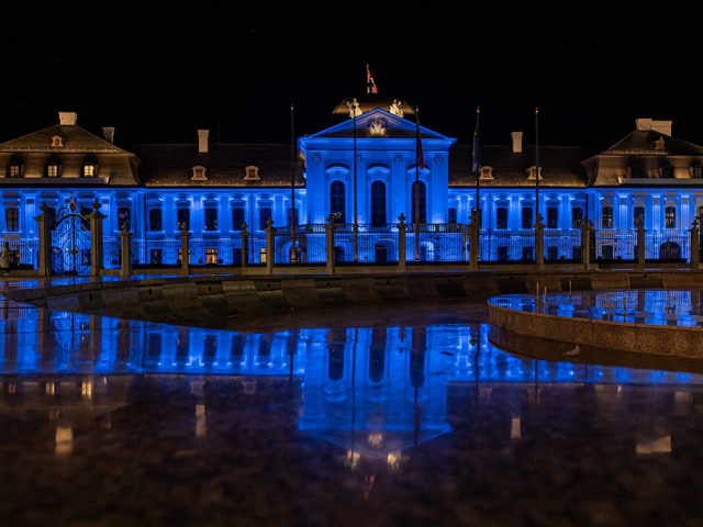 Prezidentský palác odetý do modrej na počesť práv detí.